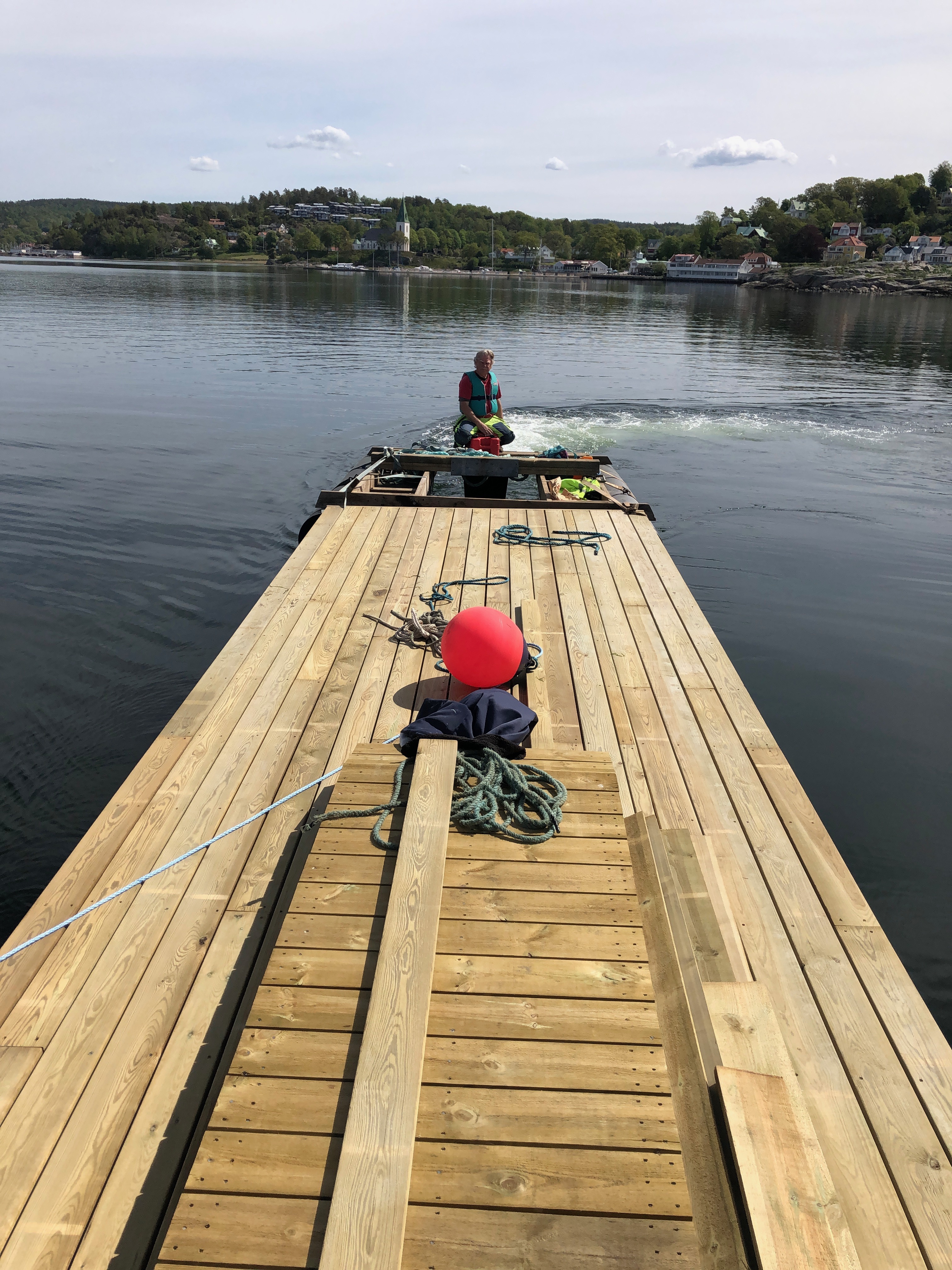 Jan Fogels från Fogels Bryggservice på väg på arbetsflotten inför installation av trädäckad ponton i helbetong, Ljungkile.